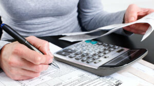 Devo pagar o mínimo ou parcelar a fatura do cartão?