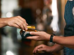 Cartão de débito x cartão de crédito, o que é melhor?