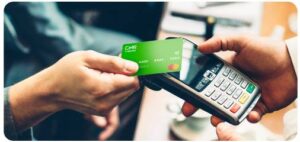 Quando é melhor usar o cartão de débito e crédito?