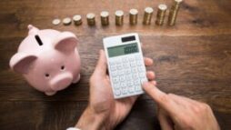 Devo investir ou guardar dinheiro?