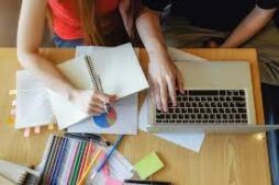 Como equilibrar estudos e trabalho durante a faculdade