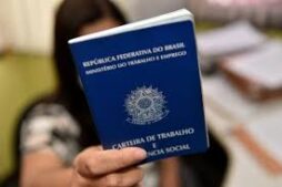 Menor de idade com carteira assinada