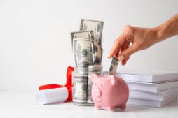 diferença entre economizar e poupar