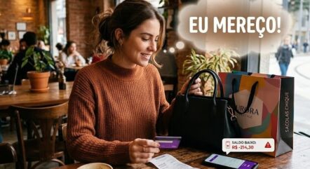 pessoa com gasto emocional fazendo compras por impulso pelo celular