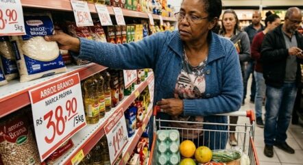 Carrinho de supermercado e lavoura ilustrando a inflação dos alimentos puxada pelo El Niño