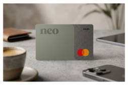 Qui peut demander la Carte Mastercard Neo Crédit sécurisé? Comprendre le fonctionnement de la carte Mastercard Neo Crédit sécurisé commence par savoir qui peut réellement présenter une demande, et les critères sont volontairement simples par rapport à une carte de crédit traditionnelle. Le demandeur doit résider au Canada, détenir une pièce d'identité canadienne avec photo ou un document d'identité international accepté, et avoir atteint l'âge de la majorité dans sa province de résidence, ce qui rend cette carte particulièrement accessible aux nouveaux arrivants qui bâtissent encore leurs assises financières au pays. Comme l'approbation est garantie dès que ces conditions de base sont remplies et que le fonds de sécurité est déposé, pratiquement toute personne admissible selon la politique de Neo peut aller de l'avant avec sa demande, peu importe un dossier de crédit mince, une cote faible ou l'absence complète d'historique. C'est précisément ce qui distingue le fonctionnement de la carte Mastercard Neo Crédit sécurisé d'une carte traditionnelle, puisque le risque repose sur le dépôt plutôt que sur l'évaluation d'une agence de crédit. Exigences pour obtenir la Carte Mastercard Neo Crédit sécurisé Voici les conditions essentielles qui expliquent le fonctionnement de la carte Mastercard Neo Crédit sécurisé sur le plan de l'admissibilité : ✔️ Résider au Canada ✔️ Fournir une pièce d'identité canadienne avec photo valide ou une identification internationale acceptée ✔️ Avoir atteint l'âge de la majorité dans votre province ✔️ Déposer un fonds de sécurité remboursable à partir de 50 $ pour établir votre limite de crédit ✔️ Aucun revenu minimal n'est exigé pour être admissible Un conseil pour vous! Avant de financer votre compte, prenez quelques minutes pour déterminer le montant que vous souhaitez réellement mettre de côté comme fonds de sécurité, puisque ce montant devient votre limite de crédit et détermine directement votre marge de manœuvre pour les achats du quotidien. C'est un bon moment pour revoir le fonctionnement de la carte Mastercard Neo Crédit sécurisé, puisque commencer légèrement au-dessus du minimum de cinquante dollars peut rendre les dépenses quotidiennes moins contraignantes tout en gardant le dépôt raisonnable. Comprendre le fonctionnement de la carte Mastercard Neo Crédit sécurisé, c'est aussi savoir que les paiements automatiques font toute la différence, puisque des paiements constants et effectués à temps demeurent le facteur le plus déterminant derrière les améliorations de cote de crédit rapportées par les clients de Neo. Un paiement manqué sur une carte sécurisée peut tout de même nuire à votre historique de crédit, même si le solde est techniquement garanti par votre propre dépôt. Enfin, gardez un œil sur les offres des partenaires Neo avant de faire des achats importants, puisque diriger vos dépenses vers ces marchands partenaires peut faire grimper votre remise en argent jusqu'à quinze pour cent, transformant du même coup une carte pensée pour la reconstruction du crédit en un véritable outil de dépenses avantageux au quotidien. Comment demander la Carte Mastercard Neo Crédit sécurisé? Voici concrètement le fonctionnement de la carte Mastercard Neo Crédit sécurisé au moment de la demande : tout se fait en quelques minutes grâce au formulaire en ligne de Neo, où vous fournirez vos renseignements personnels et votre pièce d'identité avant de recevoir une décision d'approbation garantie presque instantanément. Une fois approuvé, vous pouvez ouvrir un compte Neo Everyday et déposer le fonds de sécurité choisi par Interac e-Transfer ou un compte bancaire lié pour activer votre limite de crédit immédiatement. Dès ce moment, votre carte virtuelle devient accessible instantanément dans l'application Neo, ce qui vous permet de commencer à l'utiliser pour vos achats du quotidien pendant que votre carte physique est en chemin, chaque paiement effectué contribuant dès lors à bâtir l'historique de crédit autour duquel ce produit a été conçu. Si vous êtes prêt à consulter tous les détails et à compléter votre demande, cliquez sur le bouton ci-dessous pour accéder directement à la page de la Carte Mastercard Neo Crédit sécurisé et franchir la prochaine étape vers la construction de votre crédit.